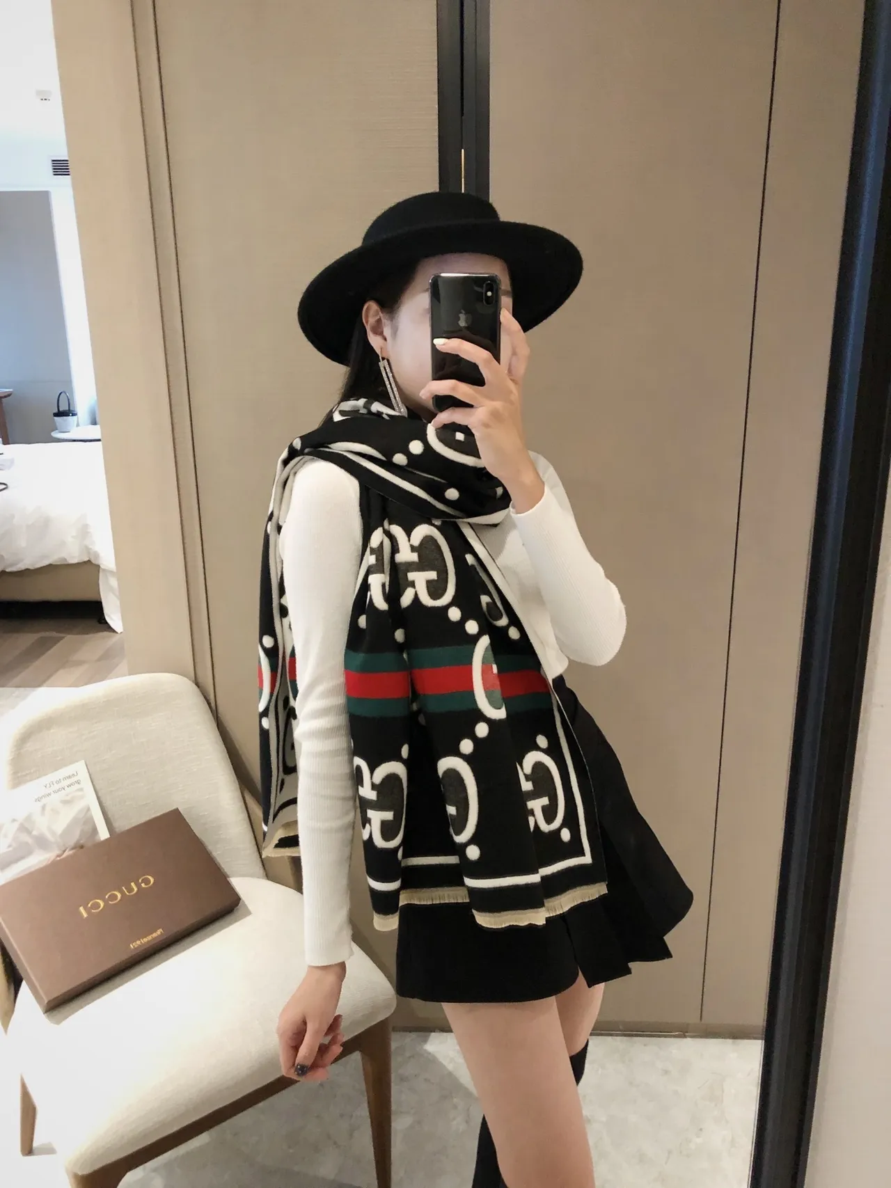 Écharpe Gucci noir et beige avec détail de monogramme GG Interlocking, rayures web et cachemire 7