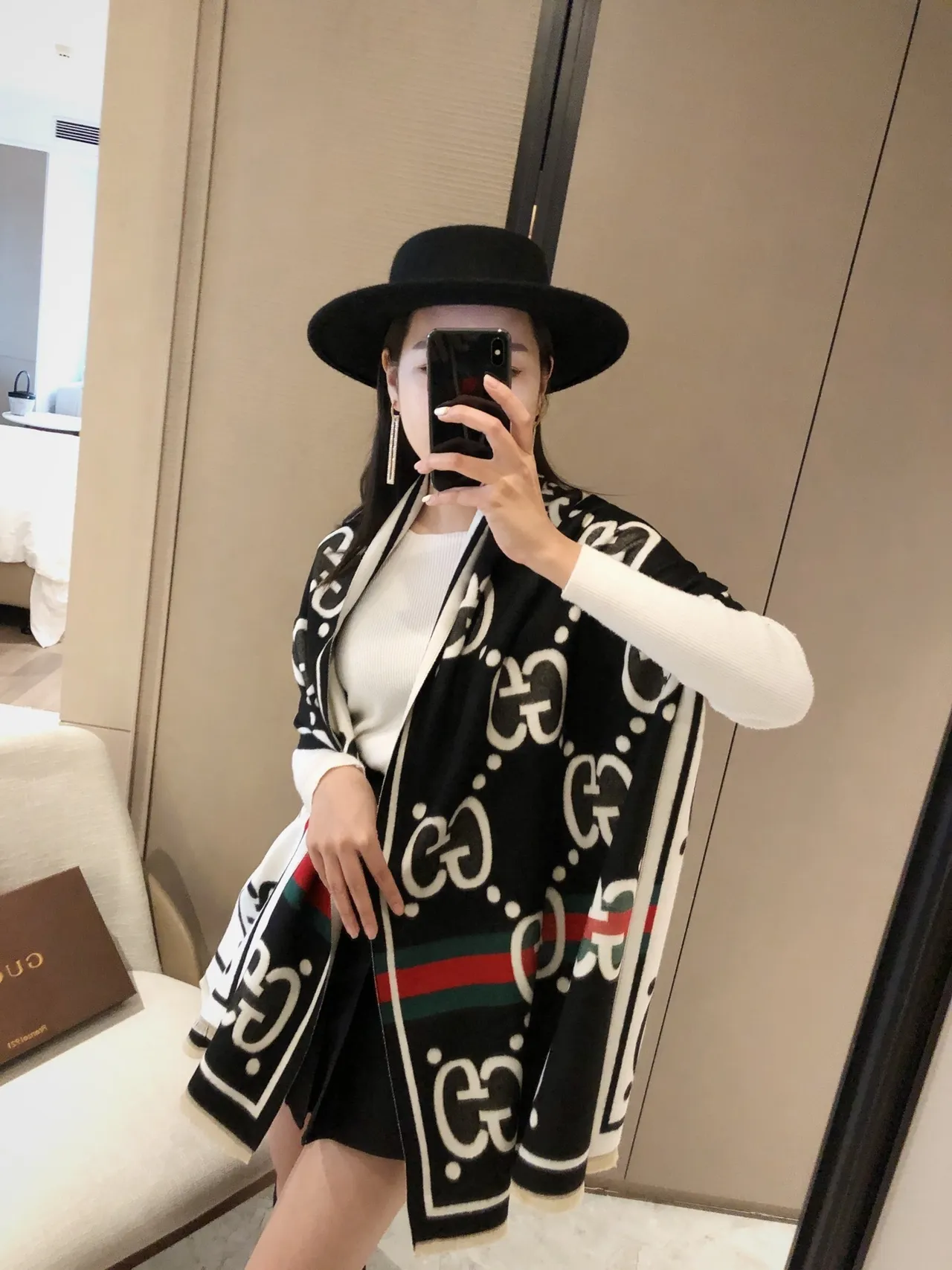 Écharpe Gucci noir et beige avec détail de monogramme GG Interlocking, rayures web et cachemire 8