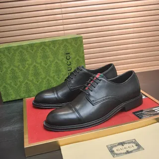 Gucci Sapatos Oxford com Cap-Toe Preto