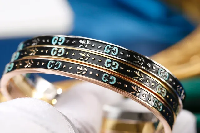 Gucci Preto Dourado Esmaltado Bracelete Triple-Stack Bracelet 2
