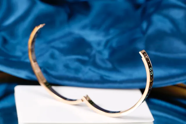 Gucci Preto Dourado Esmaltado Bracelete Triple-Stack Bracelet 4