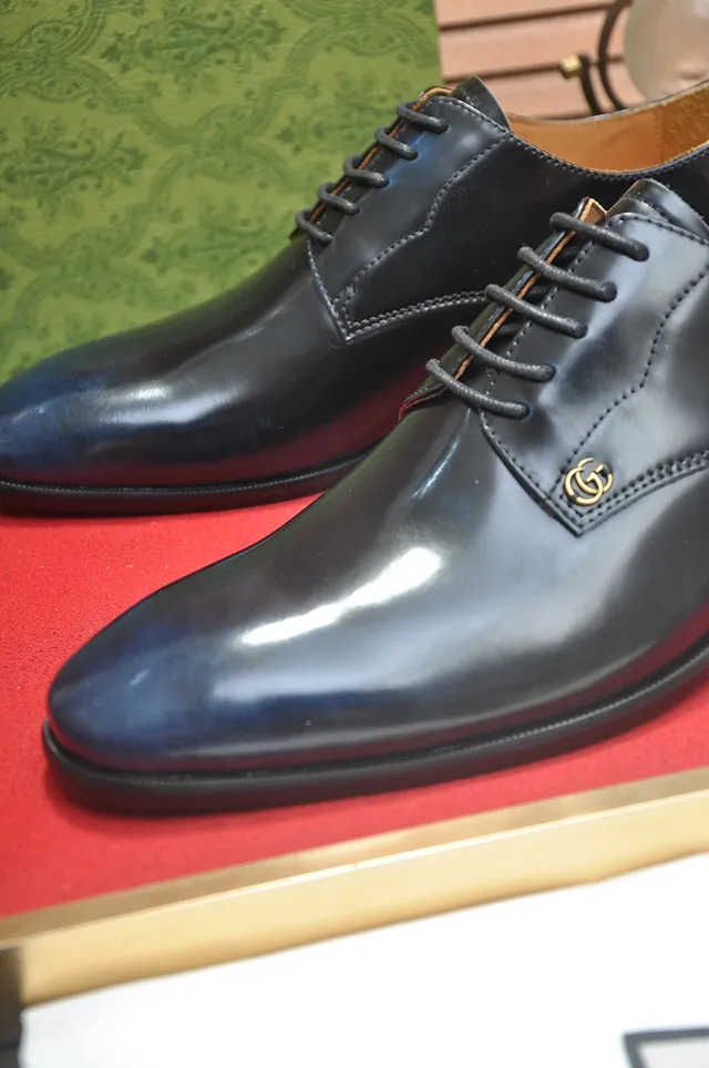 Gucci Chaussures Oxford en cuir noir doré poli à embout cap 2