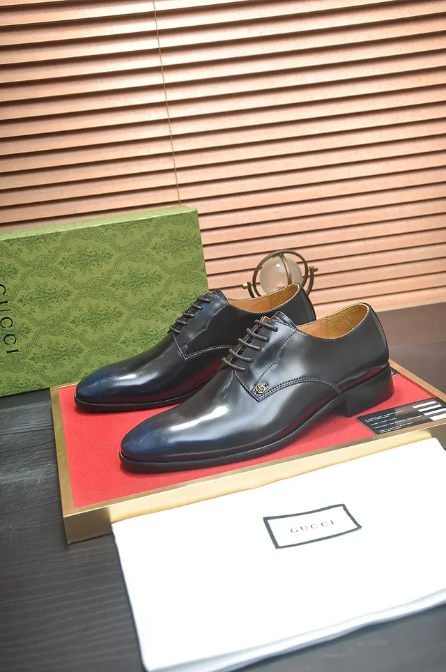 Gucci Chaussures Oxford en cuir noir doré poli à embout cap 4