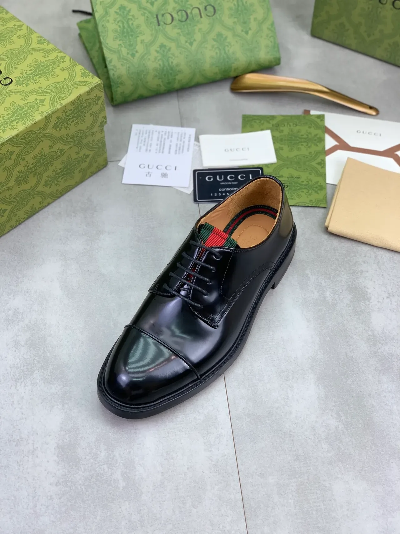 Gucci Chaussures Oxford en Cuir Noir Vert Brillant à Pied de Biche 4