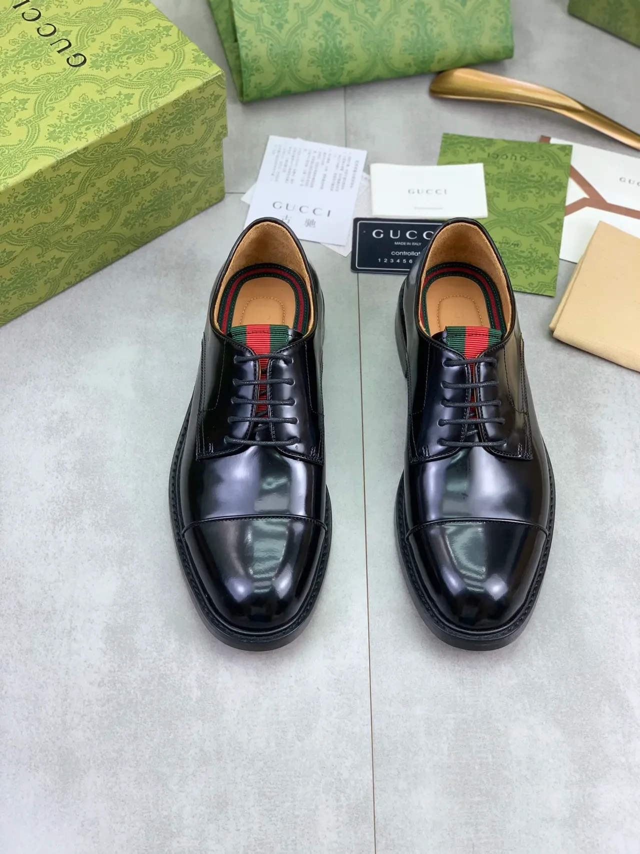 Gucci Chaussures Oxford en Cuir Noir Vert Brillant à Pied de Biche 5