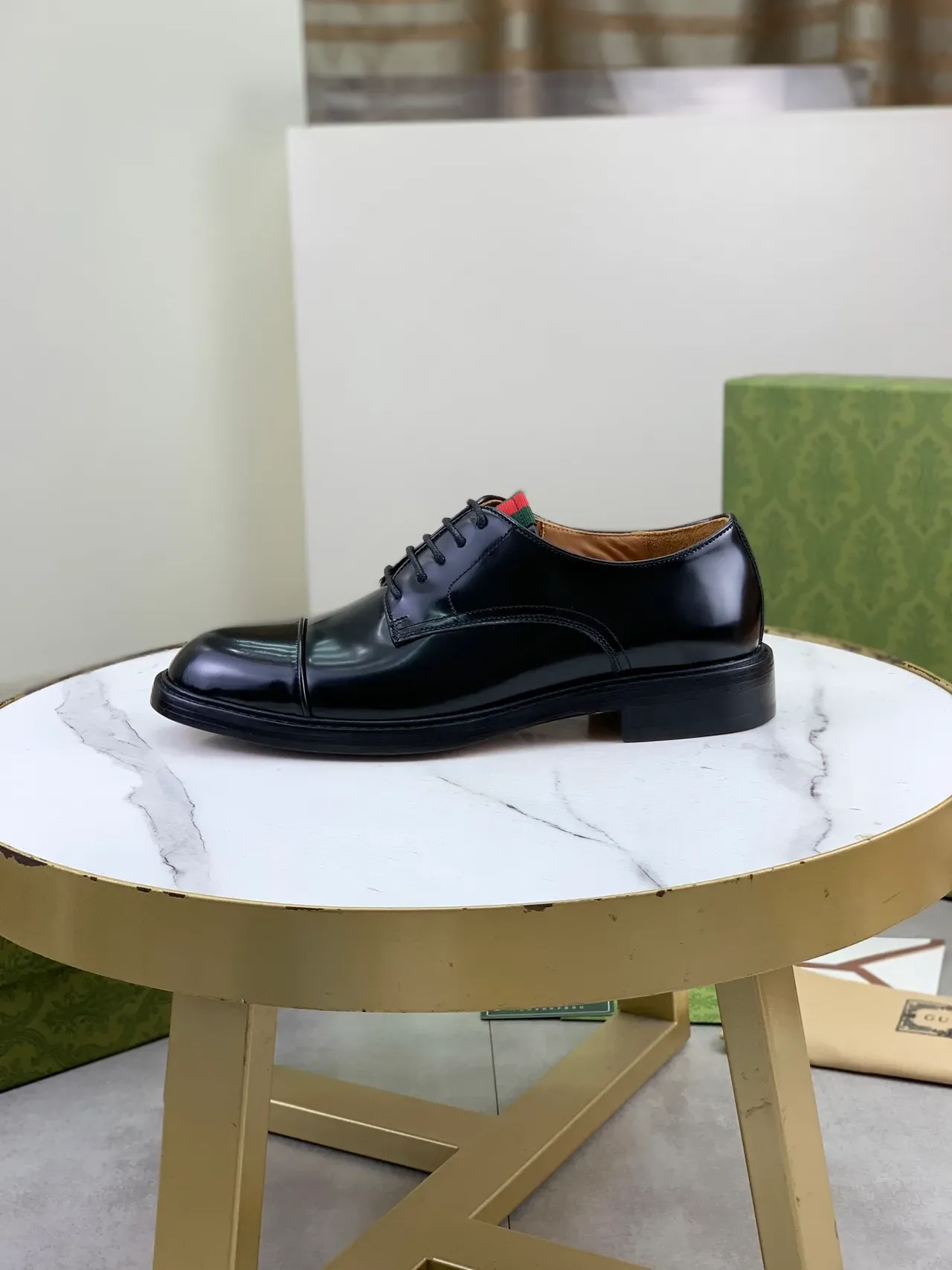 Gucci Chaussures Oxford en Cuir Noir Vert Brillant à Pied de Biche 6
