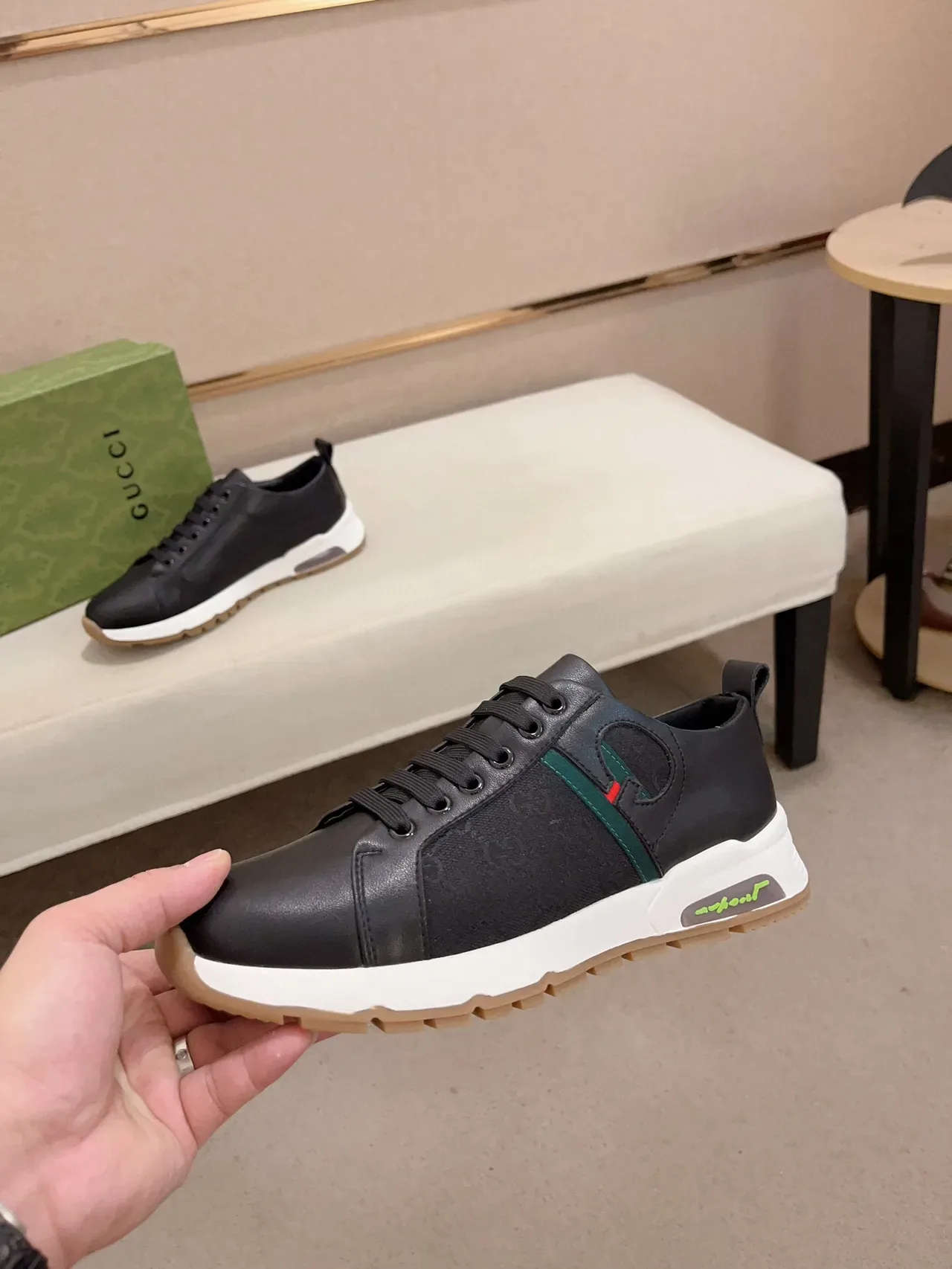Gucci Baskets Lifestyle Cuir-Texte Híbrides Noires et Vertes Basses 2