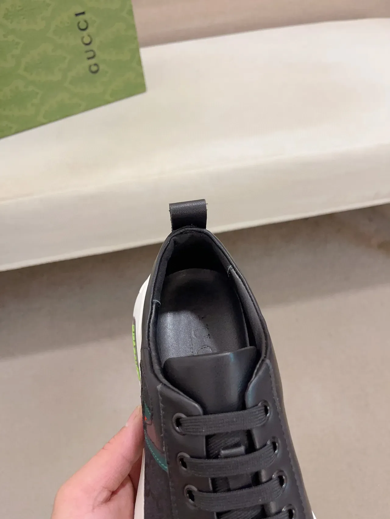 Gucci Baskets Lifestyle Cuir-Texte Híbrides Noires et Vertes Basses 5