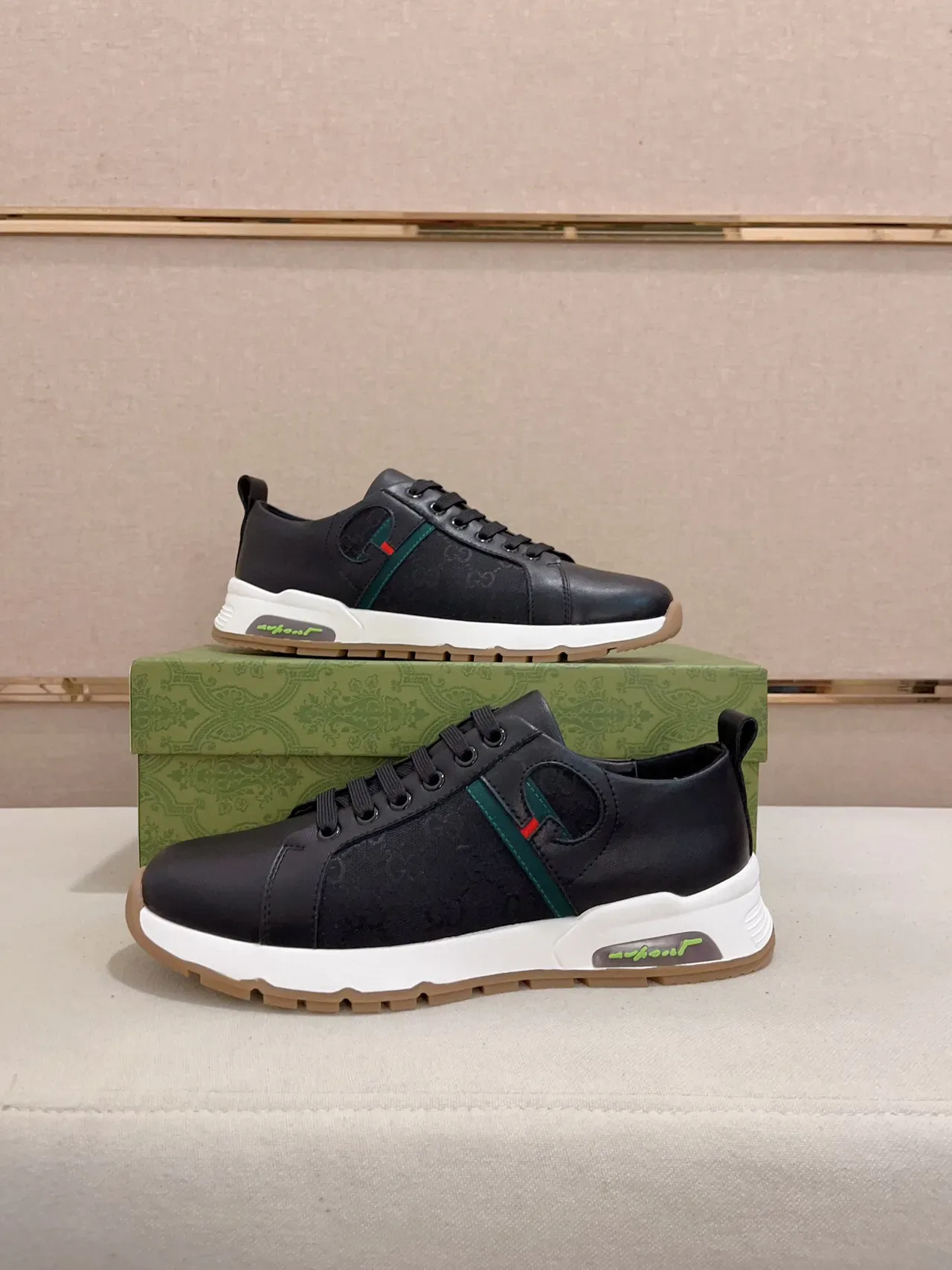 Gucci Baskets Lifestyle Cuir-Texte Híbrides Noires et Vertes Basses 6