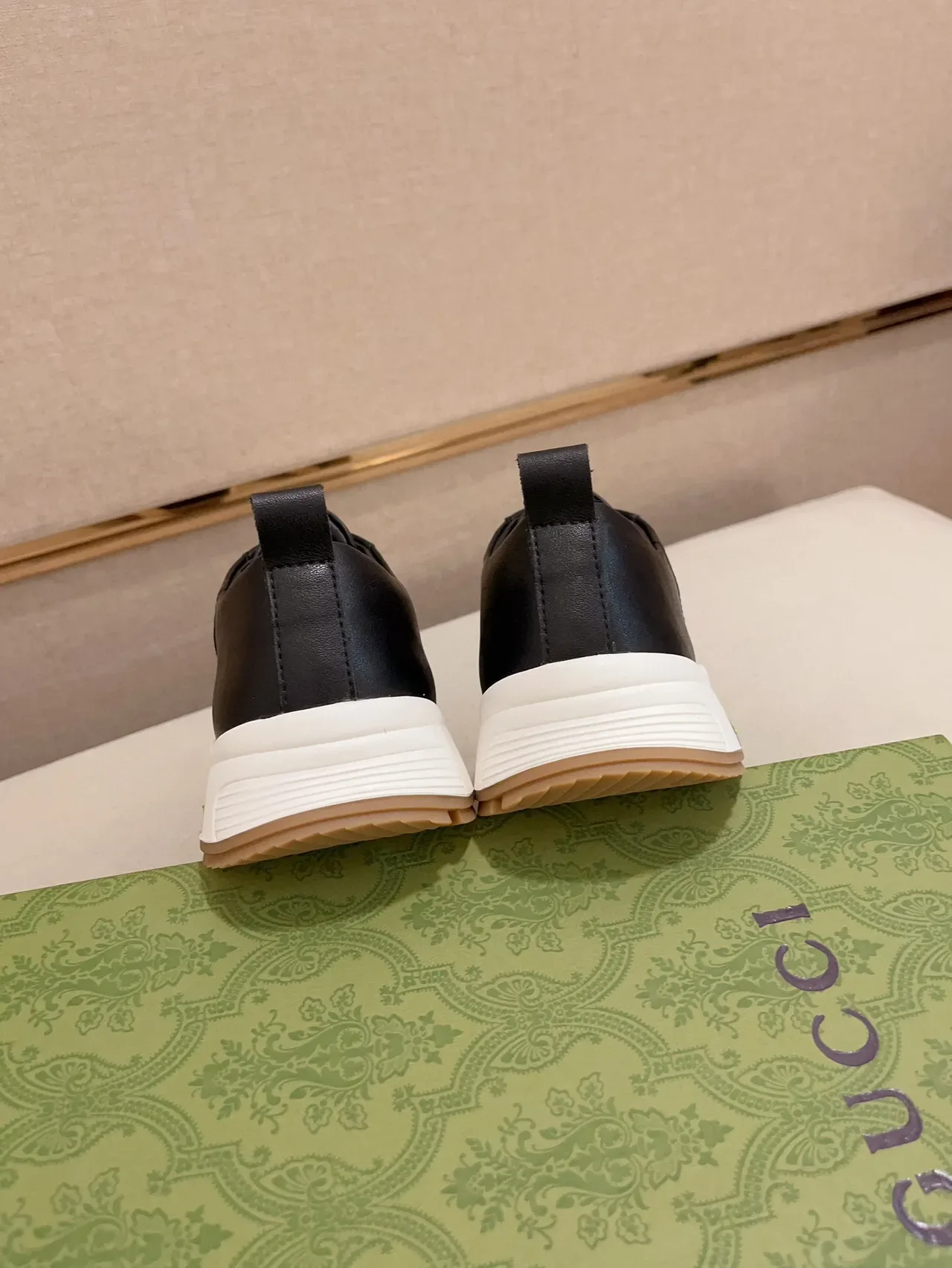 Gucci Baskets Lifestyle Cuir-Texte Híbrides Noires et Vertes Basses 7