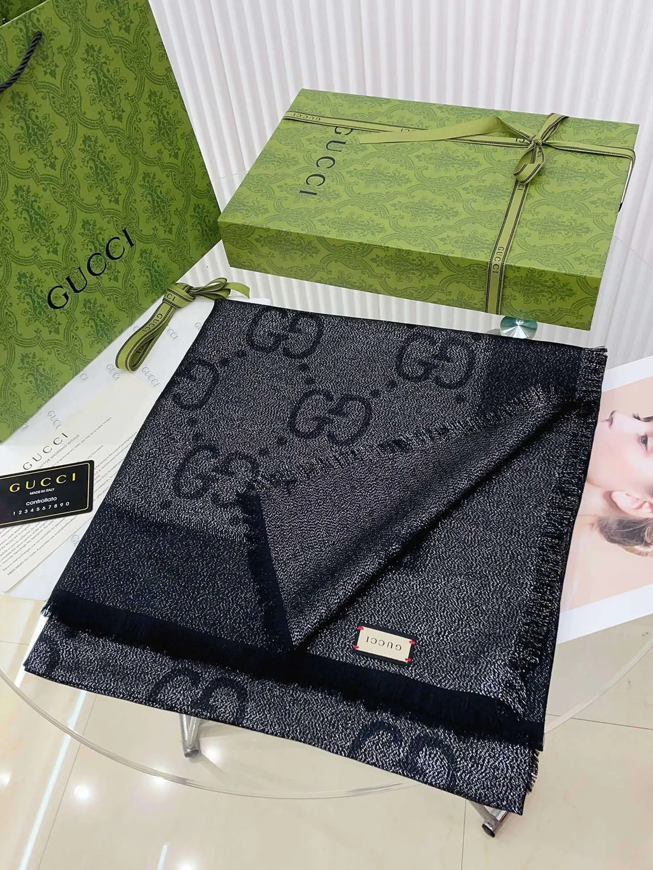 Gucci Écharpe de Soie Noire Métallisée Tachetée à Franges 5