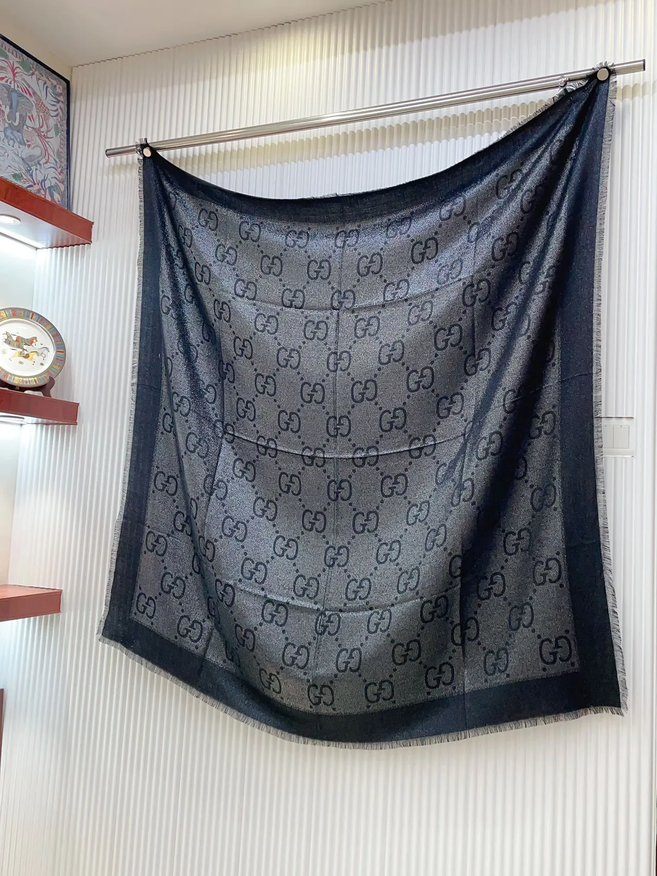 Gucci Écharpe de Soie Noire Métallisée Tachetée à Franges 6