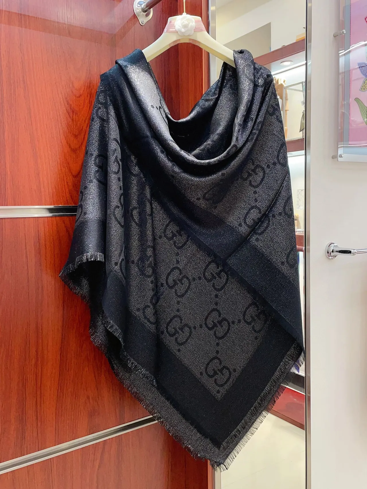 Gucci Écharpe de Soie Noire Métallisée Tachetée à Franges 8