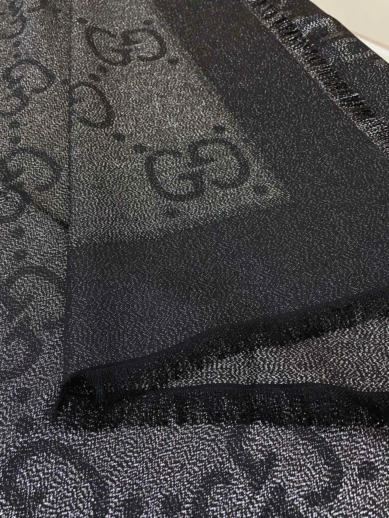 Gucci Écharpe de Soie Noire Métallisée Tachetée à Franges 9