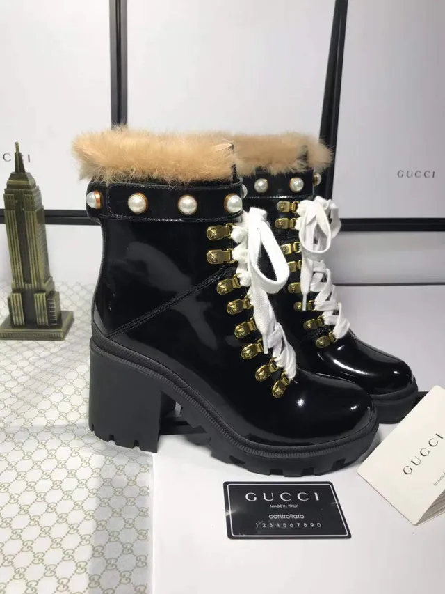Gucci Bottines cheville cuir verni noir et blanc brillant avec œillets perles et dorées 2