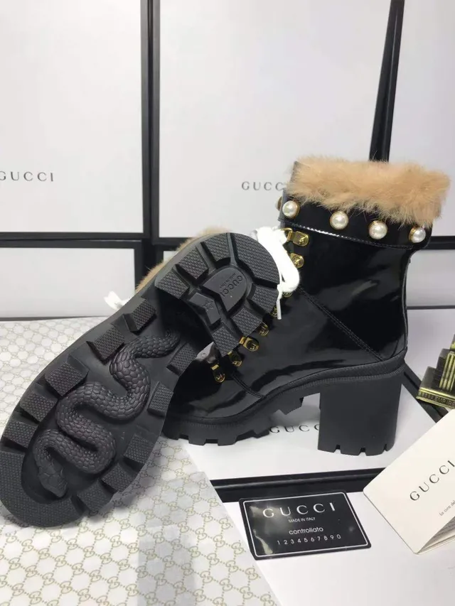 Gucci Bottines cheville cuir verni noir et blanc brillant avec œillets perles et dorées 3