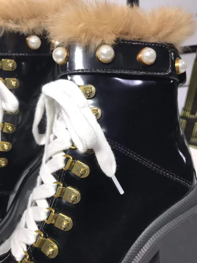 Gucci Bottines cheville cuir verni noir et blanc brillant avec œillets perles et dorées 4
