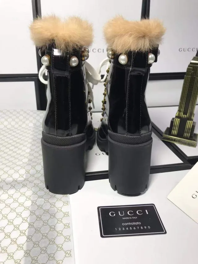 Gucci Bottines cheville cuir verni noir et blanc brillant avec œillets perles et dorées 5