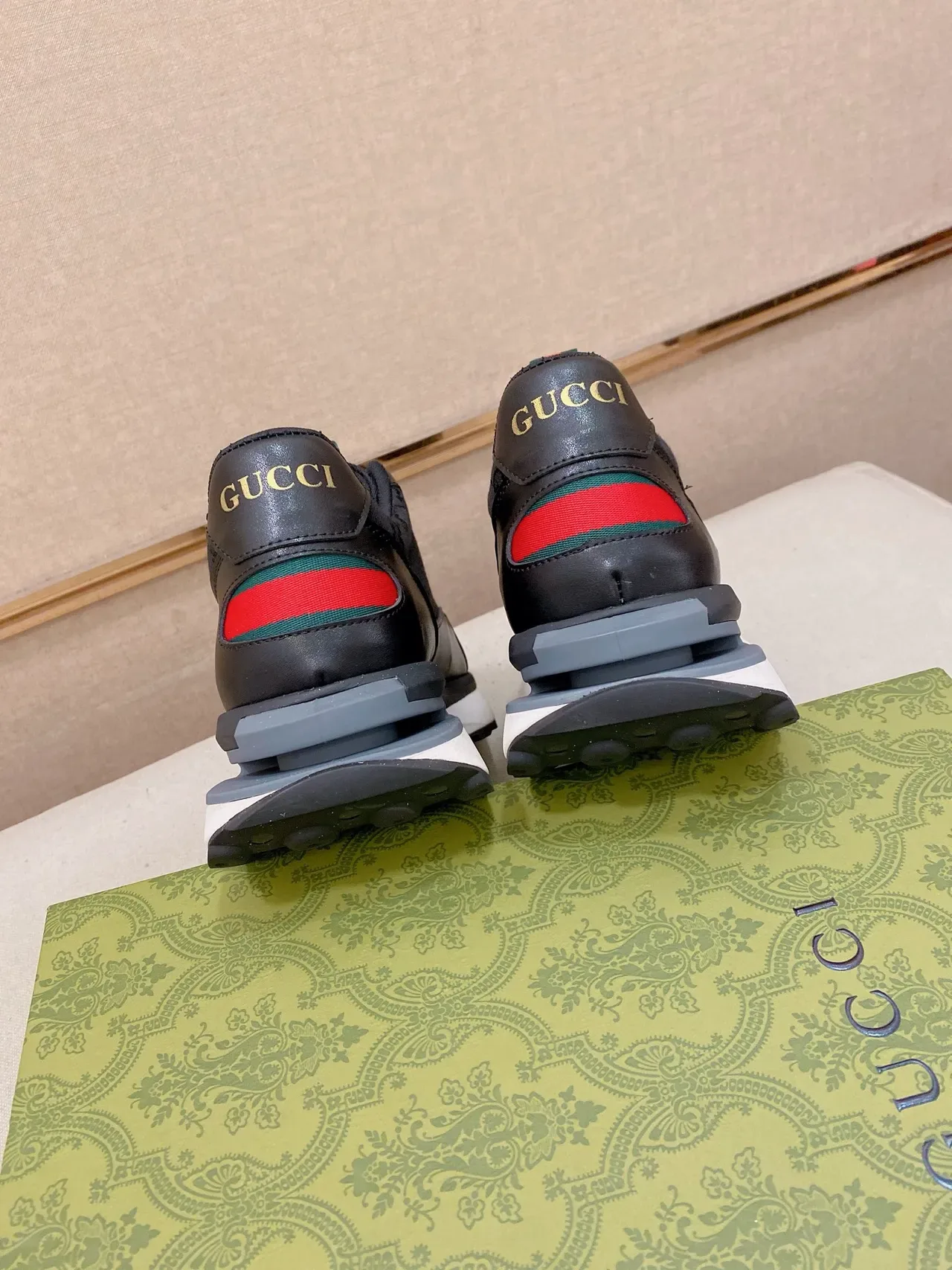 Gucci Preto Branco Monogram Canvas Couro Overlays Lifestyle Sneakers 4