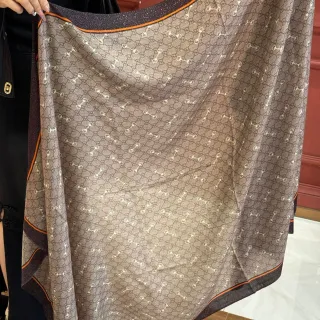 Gucci भूरा बेज GG Monogram Horsebit Motif Silk Scarf