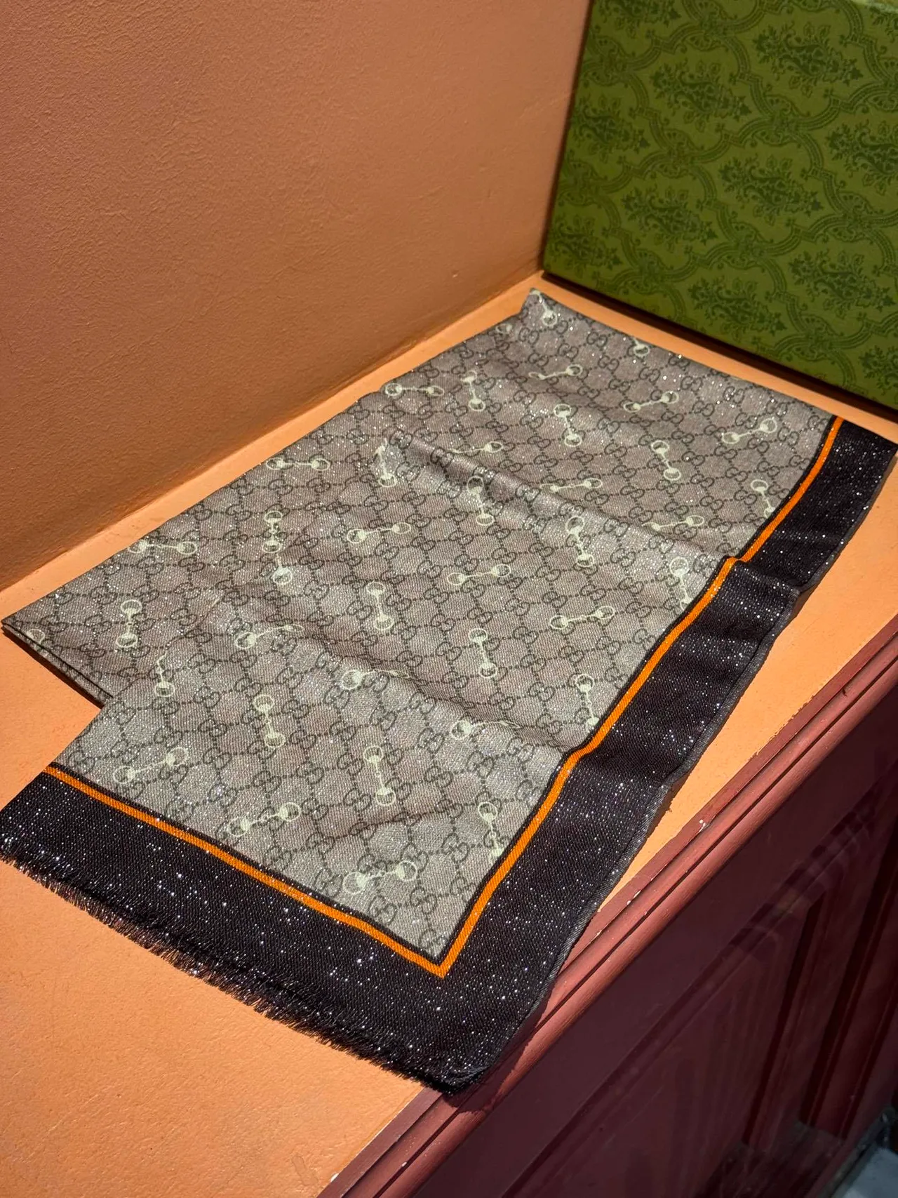 Gucci بني بيج GG Monogram Horsebit Motif Silk Scarf 7