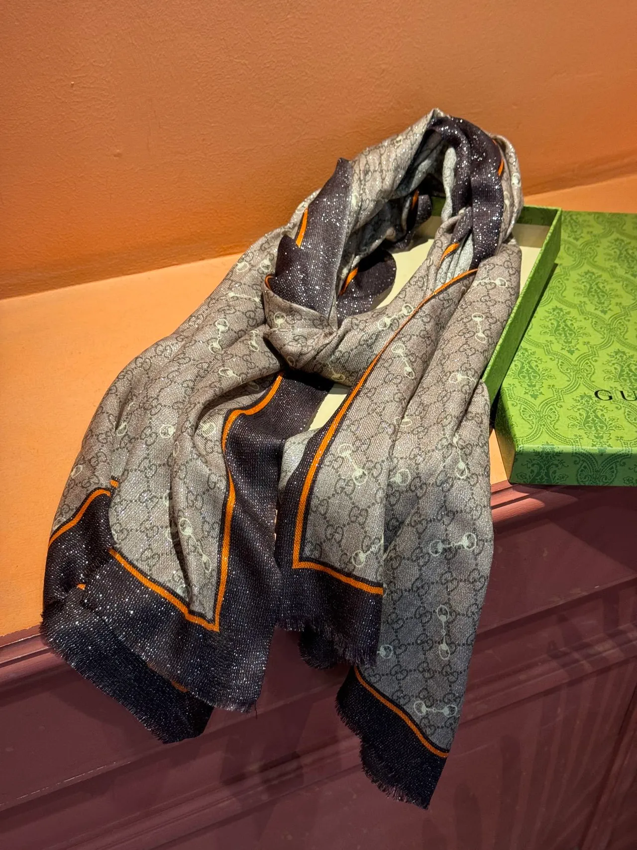 Gucci بني بيج GG Monogram Horsebit Motif Silk Scarf 8