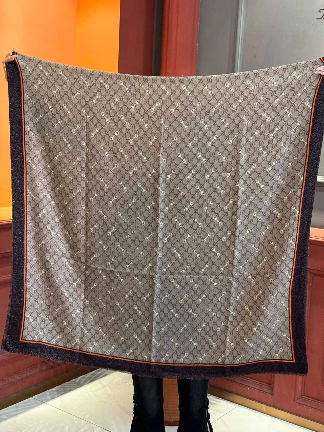 Gucci بني بيج GG Monogram Horsebit Motif Silk Scarf 9