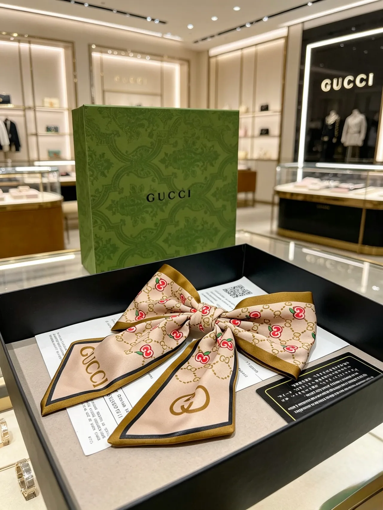 Gucci impression de cerise GG Monogram écharpe de soie 4