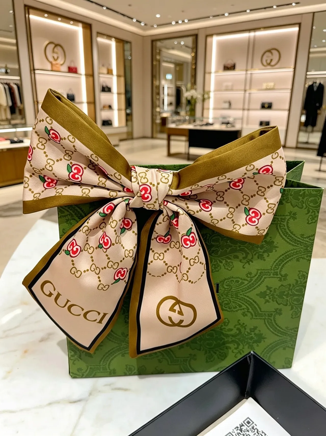 Gucci impression de cerise GG Monogram écharpe de soie 6