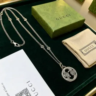سلسلة Gucci Dionysus مستوحاة من Interlocking G تعليقة أفعى