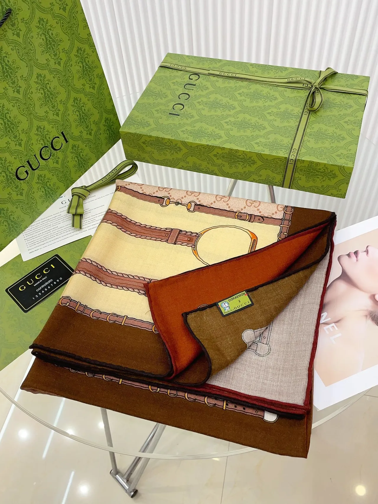 Gucci Doraemon x Beige Marron Imprimé Motif de Bride Equestre Répété GG Monogramme Fond Écharpe de Soie 5