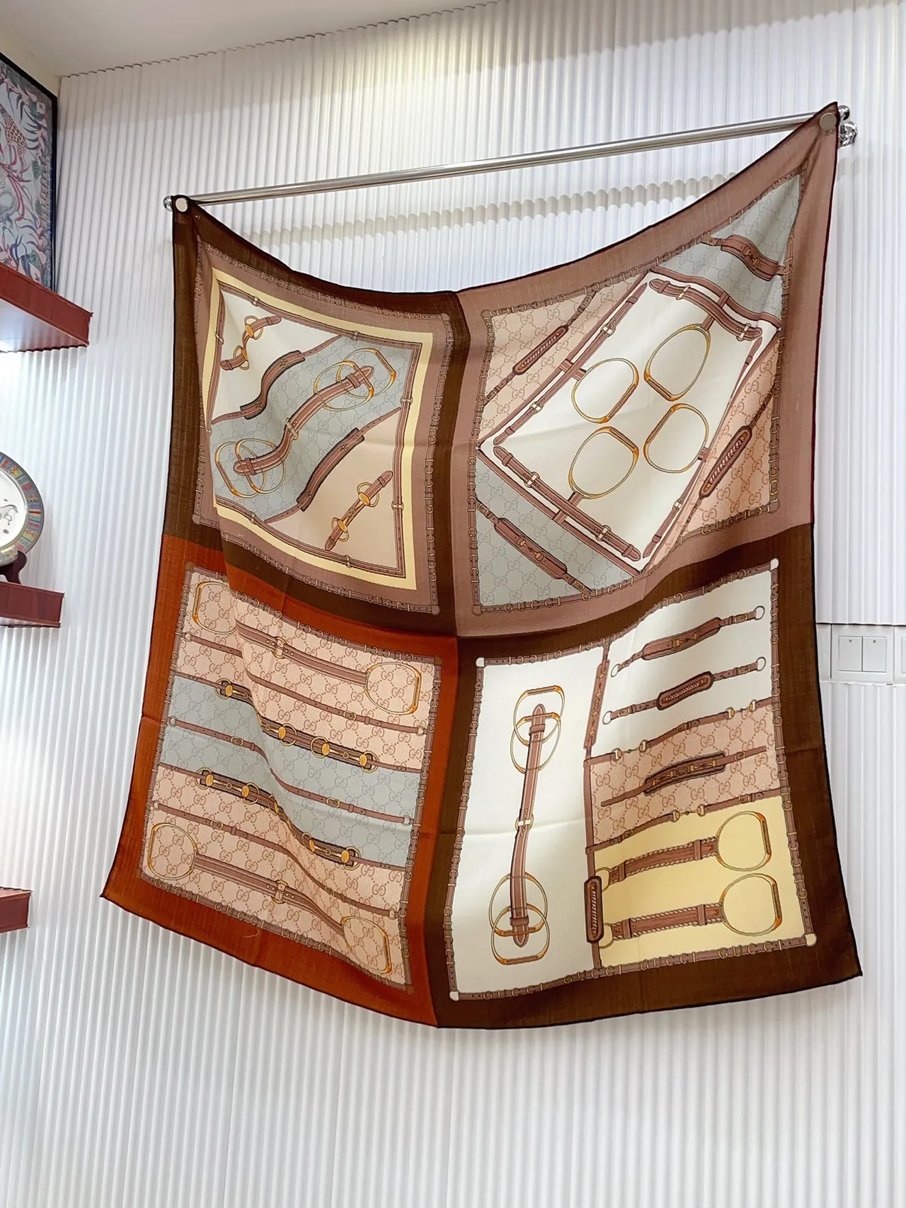 Gucci Doraemon x Beige Marron Imprimé Motif de Bride Equestre Répété GG Monogramme Fond Écharpe de Soie 6