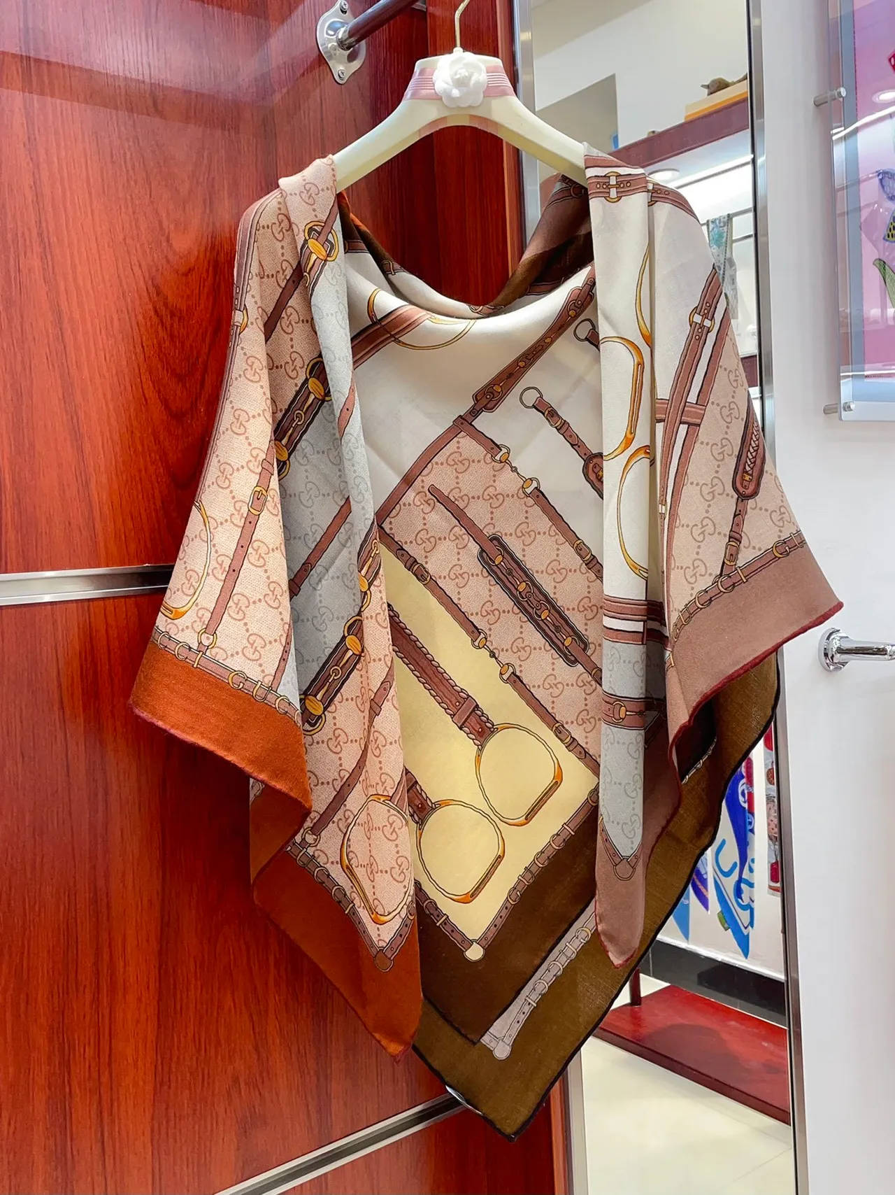 Gucci Doraemon x Beige Marron Imprimé Motif de Bride Equestre Répété GG Monogramme Fond Écharpe de Soie 7