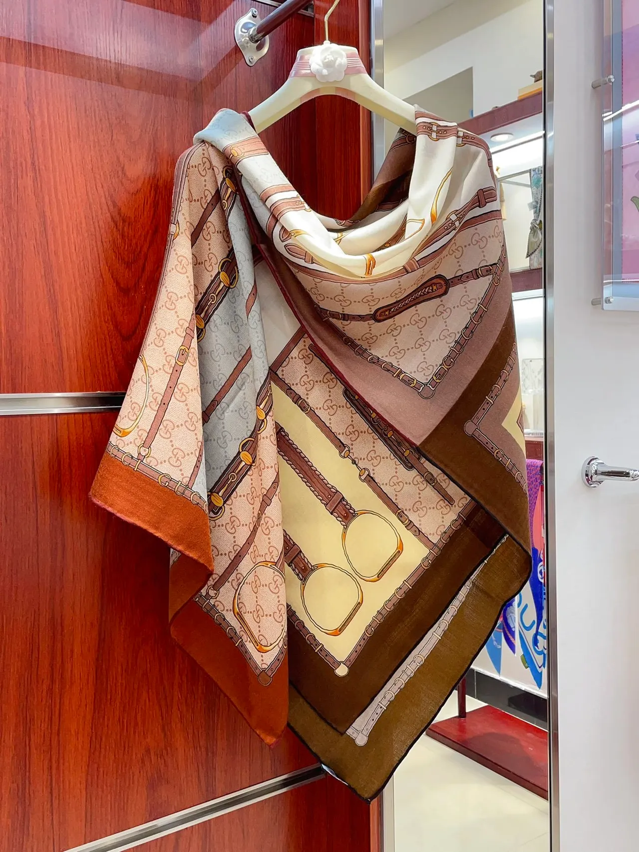 Gucci Doraemon x Beige Marron Imprimé Motif de Bride Equestre Répété GG Monogramme Fond Écharpe de Soie 8
