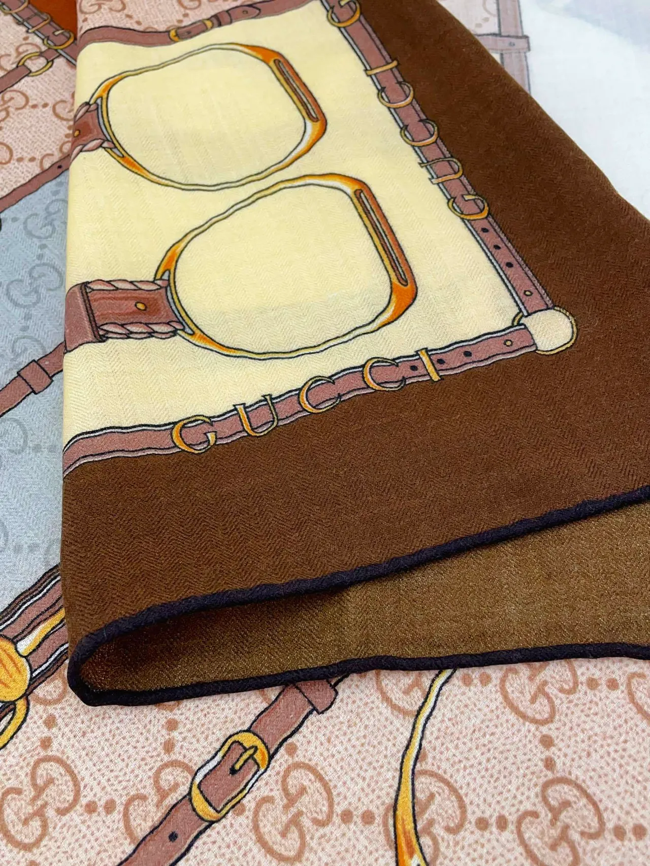 Gucci Doraemon x Beige Marron Imprimé Motif de Bride Equestre Répété GG Monogramme Fond Écharpe de Soie 9
