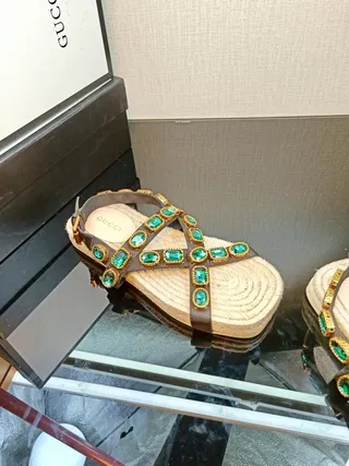 Gucci সজিত বাদামি এবং ইমারল্ড গ্রিন গ্ল্যাডিয়েটার স্যান্ডেল 2