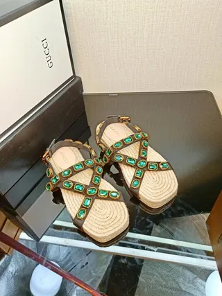 Gucci সজিত বাদামি এবং ইমারল্ড গ্রিন গ্ল্যাডিয়েটার স্যান্ডেল 4