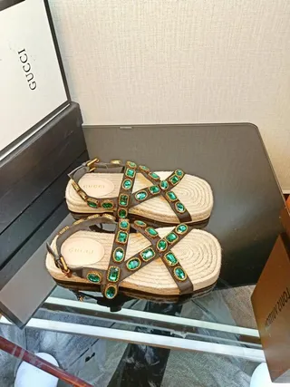 Gucci সজিত বাদামি এবং ইমারল্ড গ্রিন গ্ল্যাডিয়েটার স্যান্ডেল 5