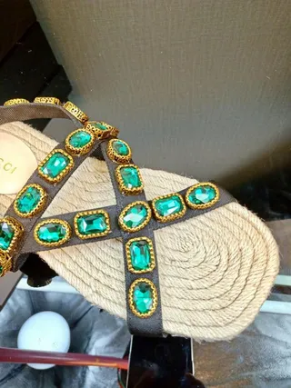 Gucci সজিত বাদামি এবং ইমারল্ড গ্রিন গ্ল্যাডিয়েটার স্যান্ডেল 9