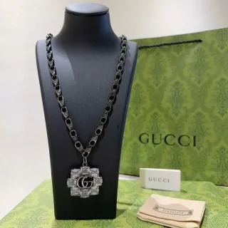 قلادة غوتشي بزهور GG Interlocking Logo