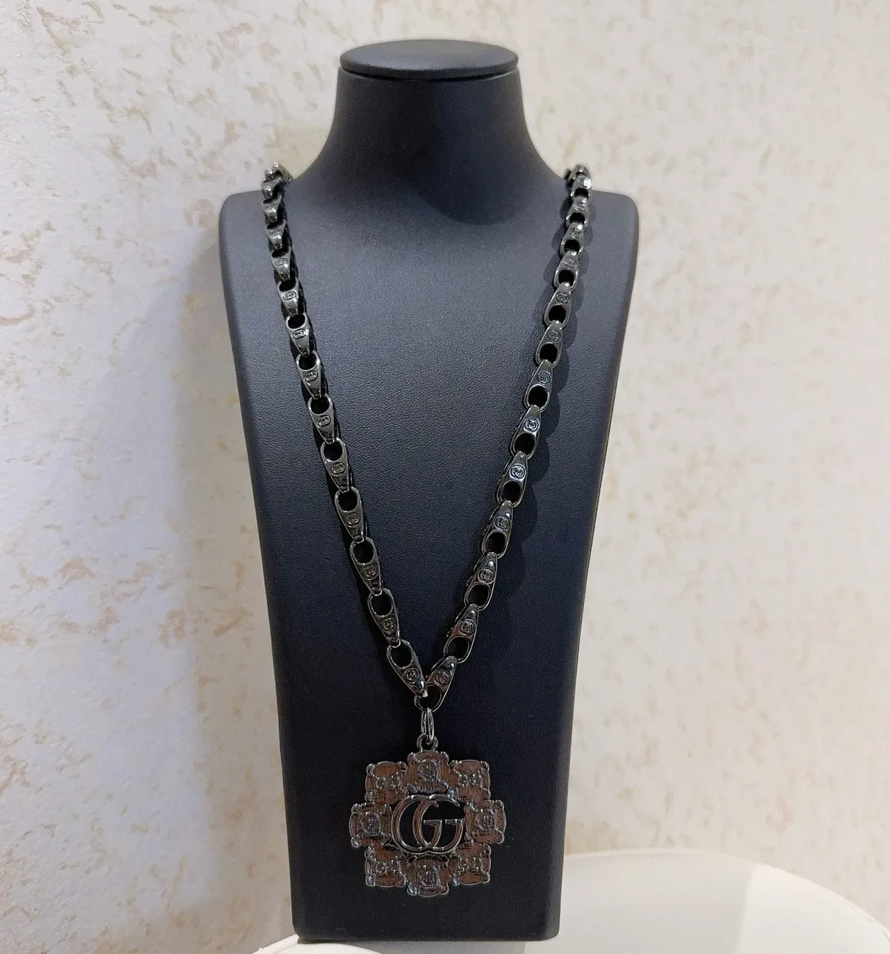 قلادة غوتشي بزهور GG Interlocking Logo 6