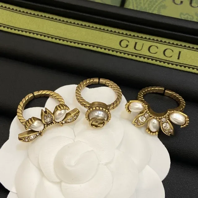 Gucci Floral Pearl and Crystal Pendant Necklace 2