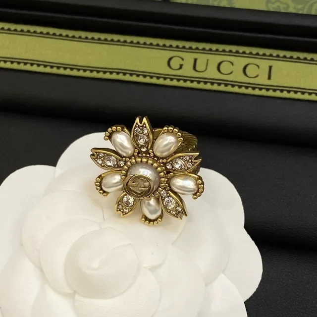 Gucci Floral Pearl and Crystal Pendant Necklace 5