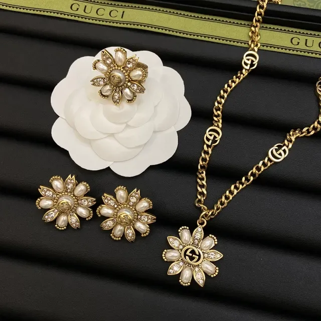 Gucci Floral Pearl and Crystal Pendant Necklace 8
