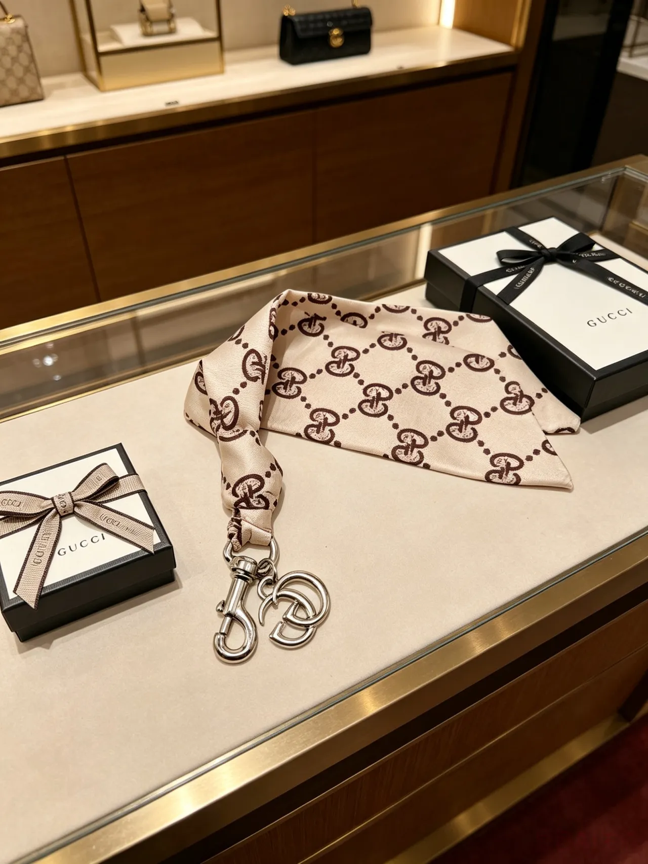Gucci GG Marmont بيج وبني Monogram حقيبة يد مع تونسل حريري وقلادة 3
