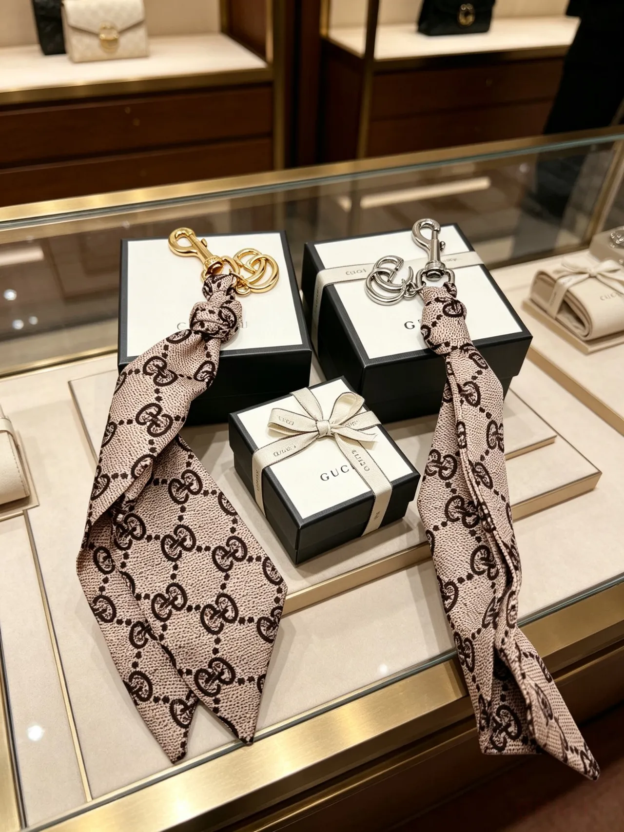 Gucci GG Marmont بيج وبني Monogram حقيبة يد مع تونسل حريري وقلادة 5