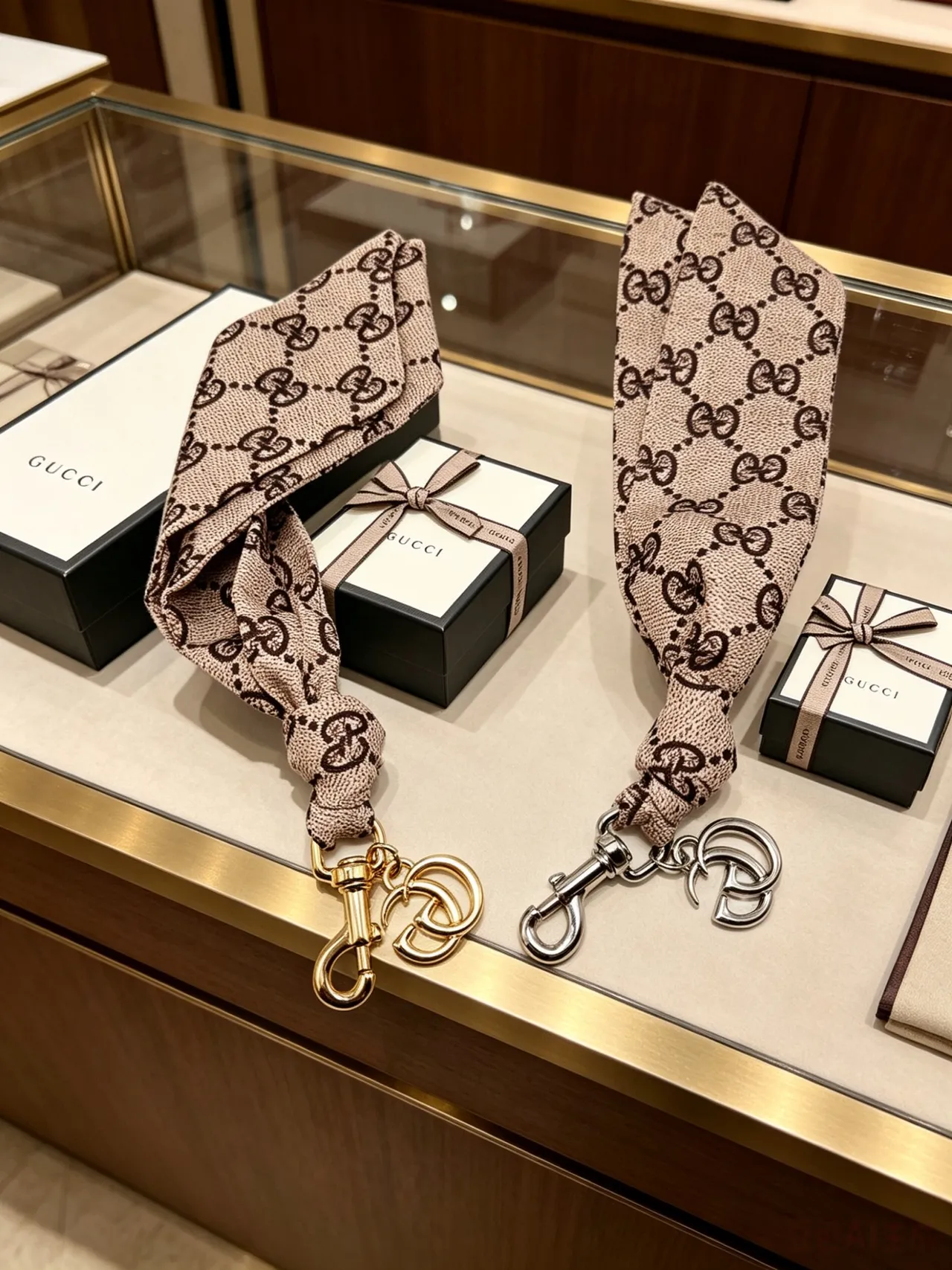 Gucci GG Marmont بيج وبني Monogram حقيبة يد مع تونسل حريري وقلادة 6