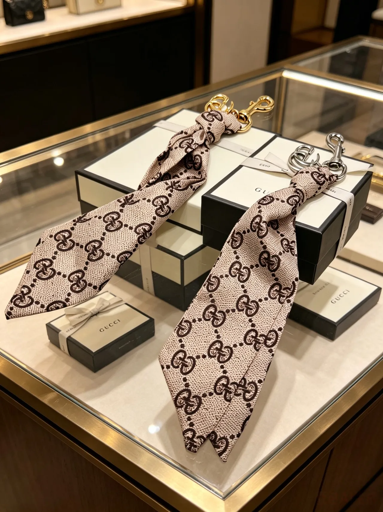 Gucci GG Marmont بيج وبني Monogram حقيبة يد مع تونسل حريري وقلادة 8