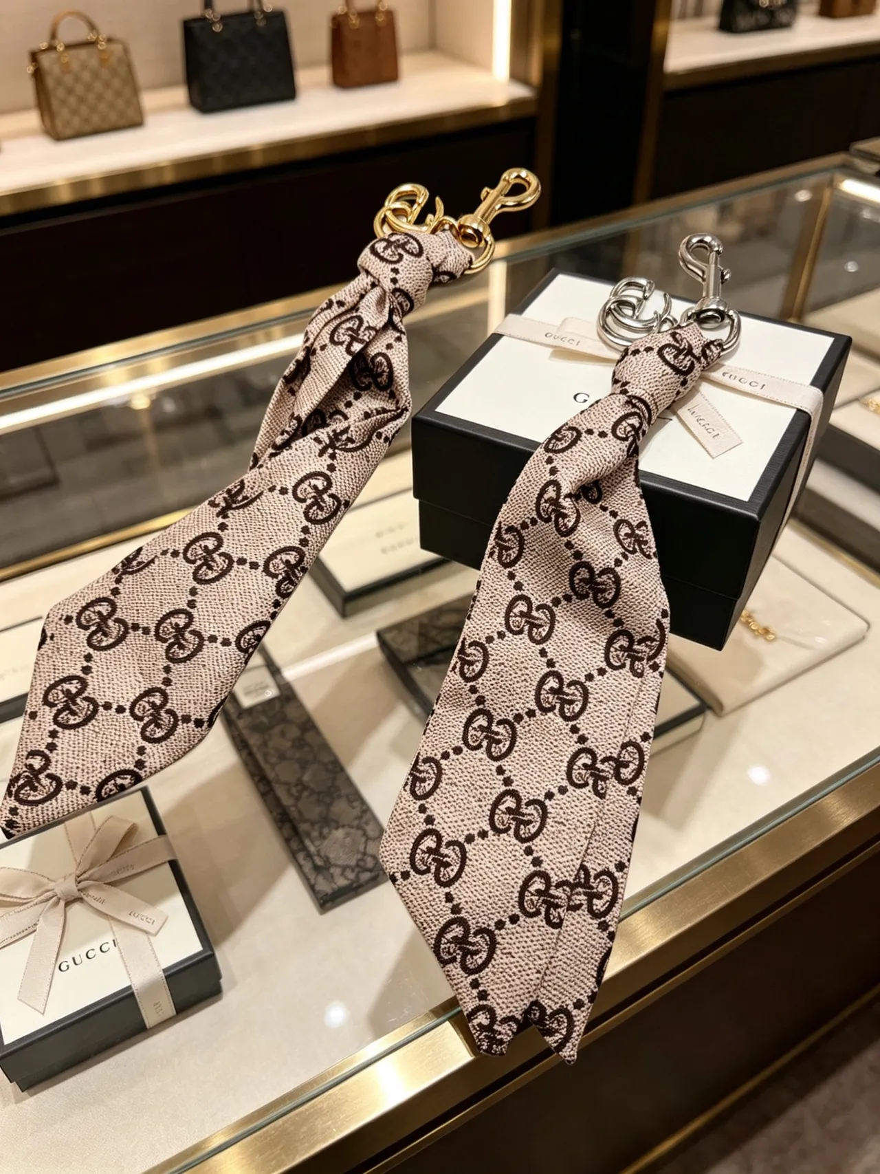 Gucci GG Marmont بيج وبني Monogram حقيبة يد مع تونسل حريري وقلادة 9