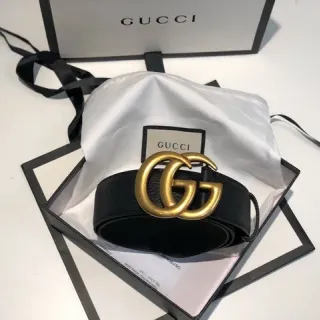 Gucci GG Marmont काला सोना Interlocking G बकल टेक्सचर्ड चर्म पट्टा